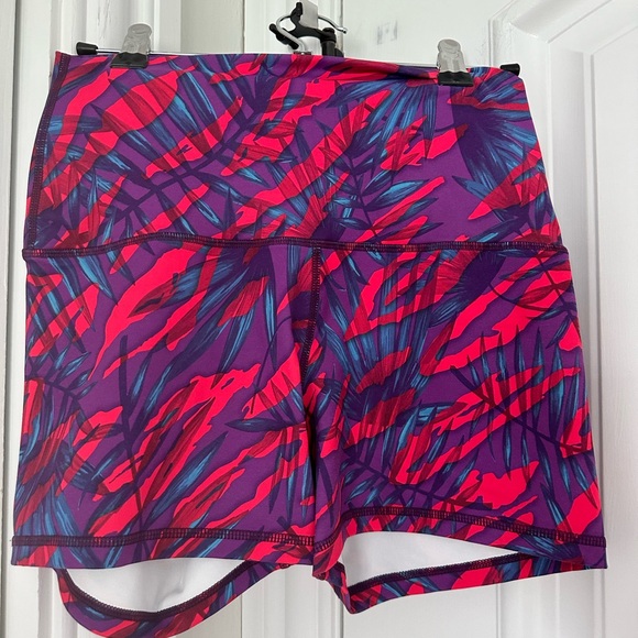 Born Primitive New Heights Booty Short Size Small JUNGLE ROJA - Picture 1 of 3